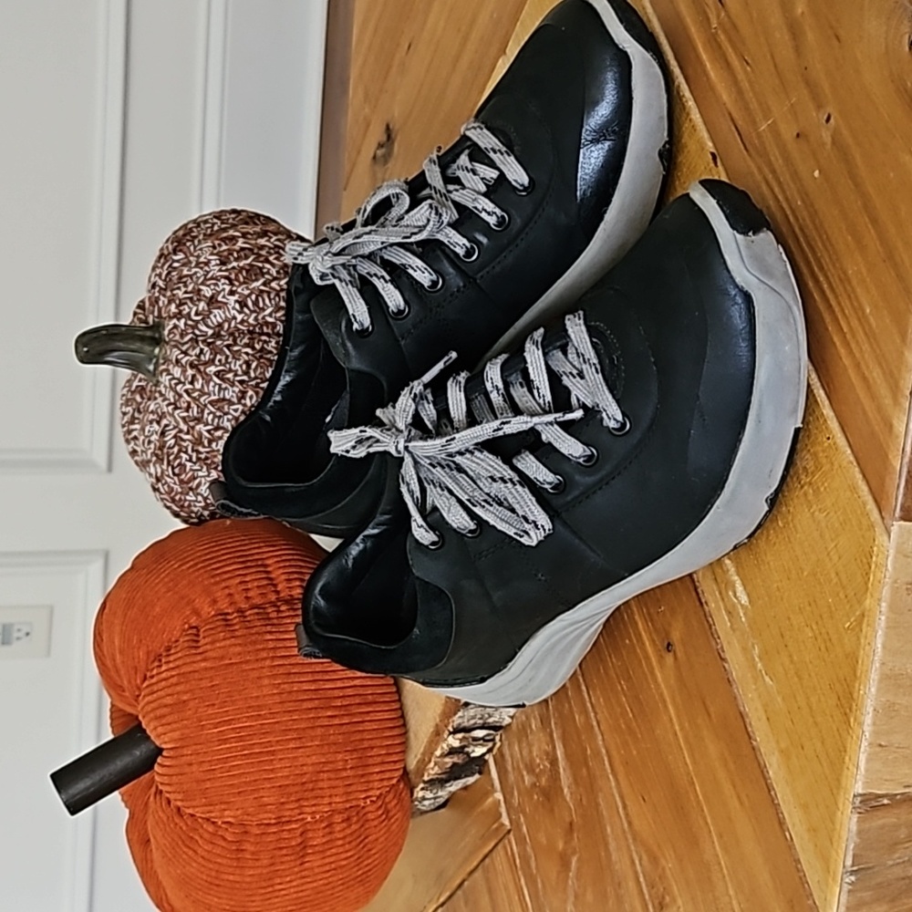 Clarks waterproof shoes size 5